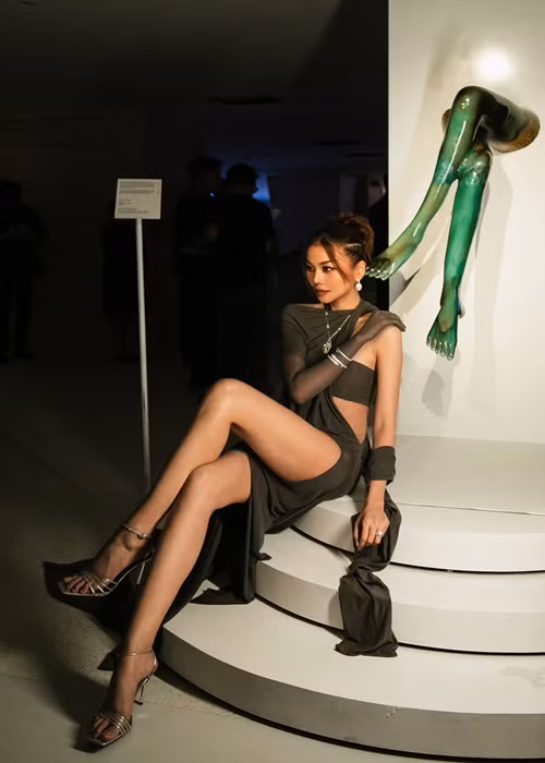 Thanh Hằng mặc váy xẻ tà cao khoe đôi chân dài 1m12 tại một sự kiện.