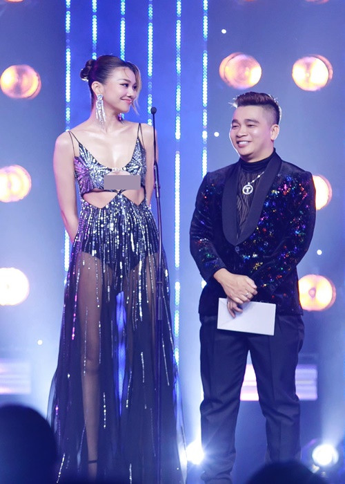 Nhận được câu hỏi được chồng ủng hộ mặc táo bạo hay không, Thanh Hằng cho biết: “Tôi chưa có hỏi, thôi vợ mặc đẹp rồi phải chịu thôi chứ giờ ra sao”.