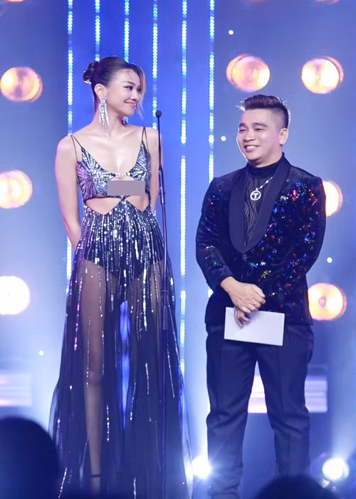 Nhận được câu hỏi được chồng ủng hộ mặc táo bạo hay không, Thanh Hằng cho biết: “Tôi chưa có hỏi, thôi vợ mặc đẹp rồi phải chịu thôi chứ giờ ra sao”.