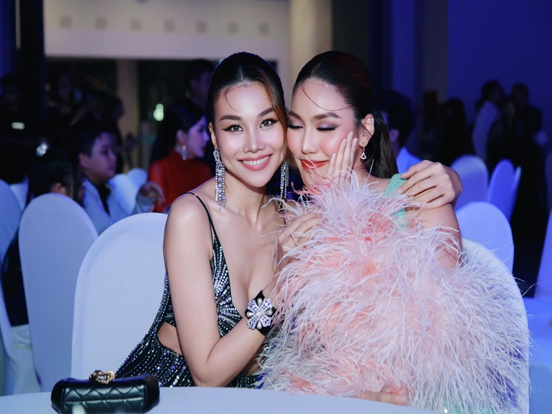 Thanh Hằng đọ sắc cùng Lan Khuê tại sự kiện.
