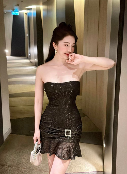 Diễn viên, ca sĩ Quỳnh Nga nâng ngực để gợi cảm hơn. Kể từ khi "dao kéo" đôi gò bồng đảo, cô tự tin mặc trang phục táo bạo, khoe body tuyệt đẹp.