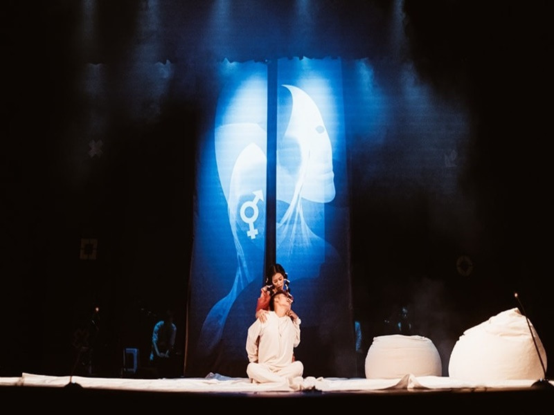 Đạo diễn Trần Lực thành lập LucTeam - đoàn kịch tư nhân đầu tiên ở miền Bắc năm 2017. Ngoài Quẫn, Bạch đàn liễu, NSƯT Trần Lực và LucTeam còn dàn dựng các vở kịch: Nữ ca sĩ hói đầu, Cơn ghen của Lọ lem, Búp bê. Ảnh: Tiền Phong.