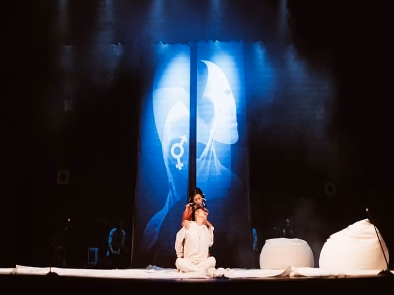 Đạo diễn Trần Lực thành lập LucTeam - đoàn kịch tư nhân đầu tiên ở miền Bắc năm 2017. Ngoài Quẫn, Bạch đàn liễu, NSƯT Trần Lực và LucTeam còn dàn dựng các vở kịch: Nữ ca sĩ hói đầu, Cơn ghen của Lọ lem, Búp bê. Ảnh: Tiền Phong.