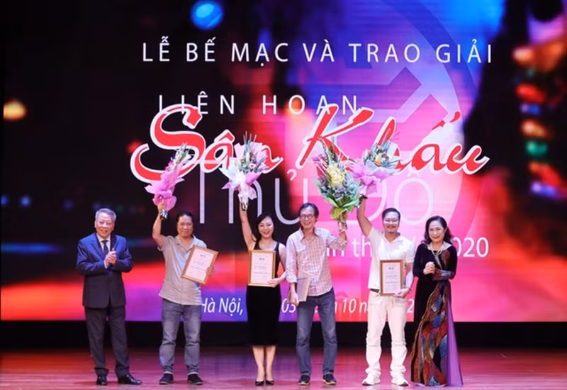 Anh còn làm đạo diễn sân khấu. Với vở kịch Quẫn và Bạch đàn liễu, Trần Lực thắng giải Đạo diễn xuất sắc tại Liên hoan Sân khấu Thủ đô lần lượt năm 2016 và 2020. Ảnh: Công An Nhân Dân Online.