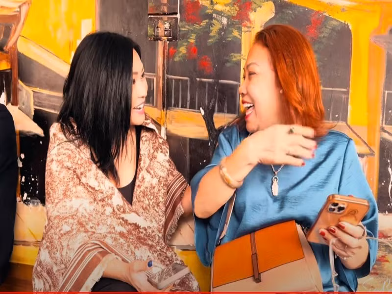 Hai nữ nghệ sĩ hội ngộ khi cùng ra Hà Nội. Siu Black chia sẻ, cả hai ở chung khách sạn nhưng không hay biết cho đến khi nhắn tin trò chuyện.