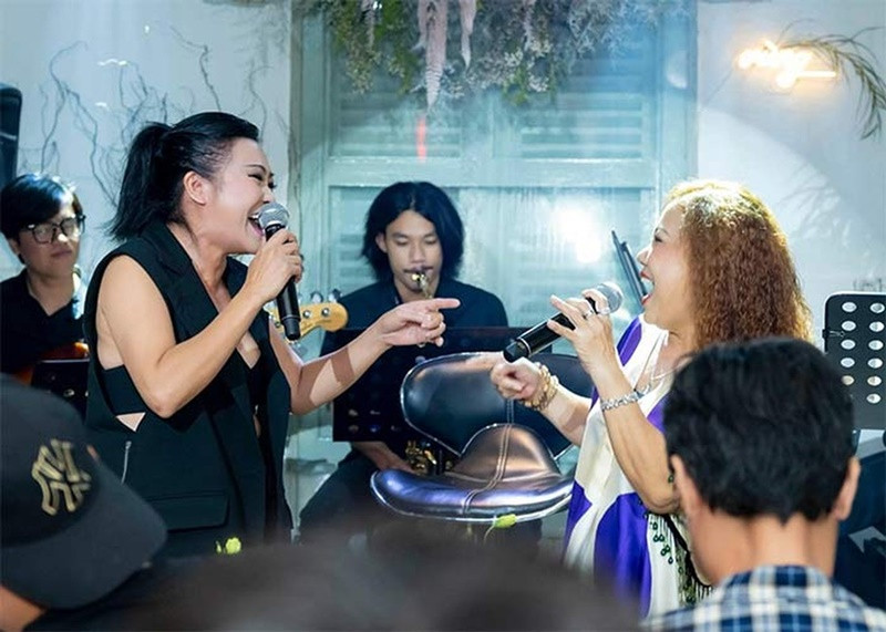 Trong hậu trường tập 4 Rock Việt năm 2022, khi Siu Black khen chiếc váy Phương Thanh mặc đẹp, Phương Thanh hứa sẽ tặng đàn chị một chiếc váy đẹp như thế.