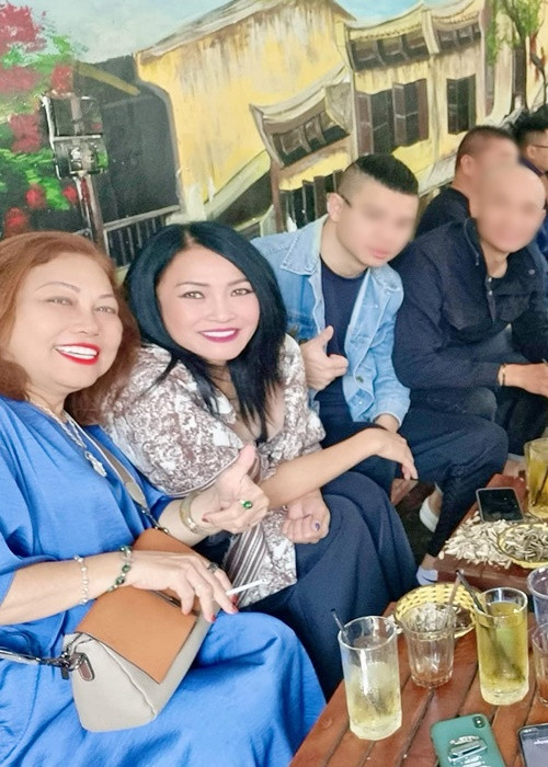 Phương Thanh - Siu Black còn gặp gỡ bạn bè thân thiết.