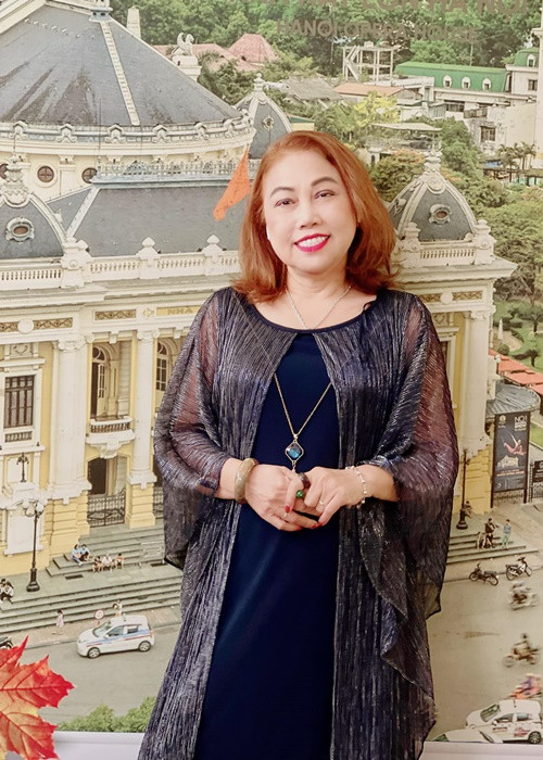 Cô cũng đắt show ca hát hơn.