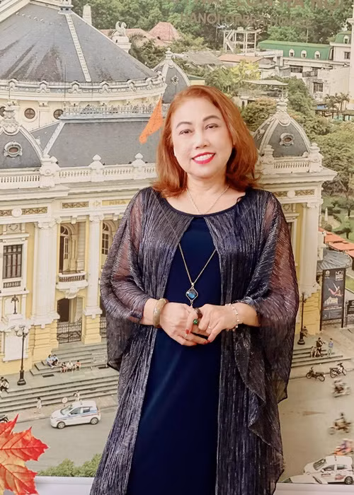 Cô cũng đắt show ca hát hơn.