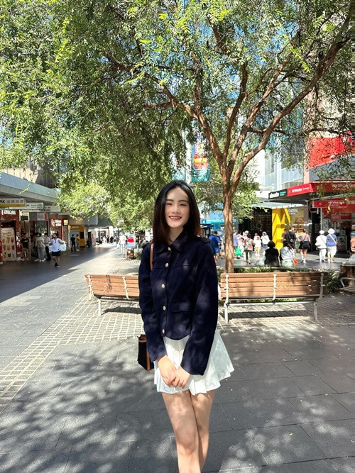 Không chỉ Ninh Dương Lan Ngọc đi du học, Hoa hậu Ý Nhi cũng có quyết định tương tự. Người đẹp sang Australia học tập từ cuối tháng 11/2023. Tại nước ngoài, cô còn đi làm thêm.