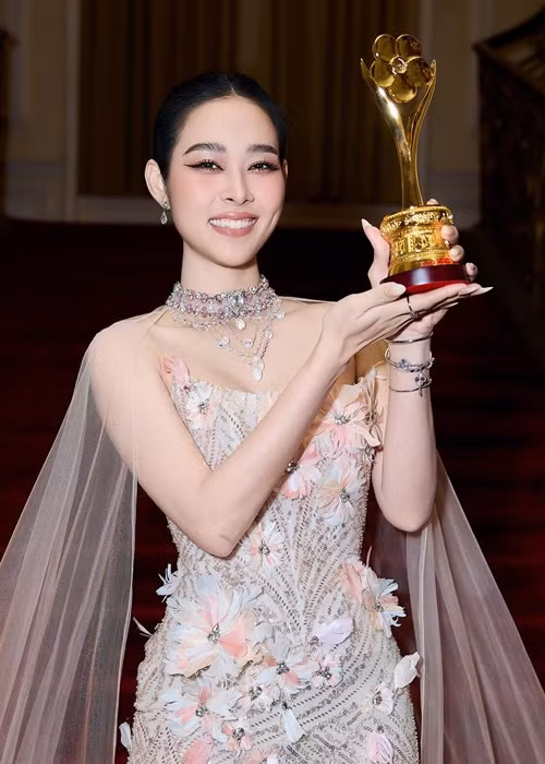 "Ngọc vô cùng bất ngờ và không nghĩ mình có thể giành được giải thưởng này. Ngọc đứng hình mất vài giây khi nghe xướng tên trước khi lên sân khấu nhận cúp từ ban tổ chức", cô phát biểu khi nhận giải. Ảnh: FBNV.