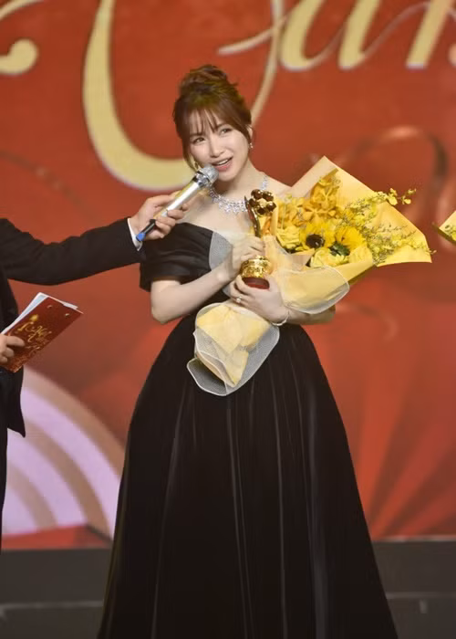 Giải Nữ ca sĩ được yêu thích nhất thuộc về Hòa Minzy. Ảnh: Vietnamnet.