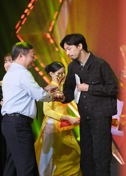 Đen Vâu nhận 2 giải thưởng: Nghệ sĩ vì cộng đồng và Nam ca sĩ, Rapper được yêu thích nhất. Ảnh: Tiền Phong.