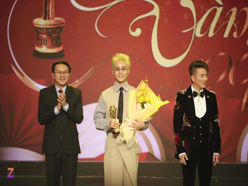 Cắt đôi nỗi sầu của Tăng Duy Tân giành giải Ca khúc được yêu thích nhất. Ảnh: Znews