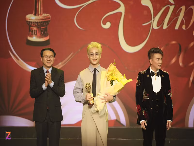 Cắt đôi nỗi sầu của Tăng Duy Tân giành giải Ca khúc được yêu thích nhất. Ảnh: Znews
