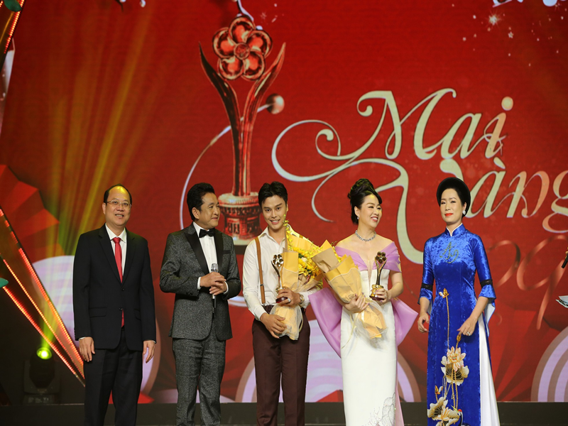 Võ Minh Lâm và Lê Khánh giành giải thưởng Nam/Nữ diễn viên sân khấu được yêu thích nhất. Ảnh: Tiền Phong.