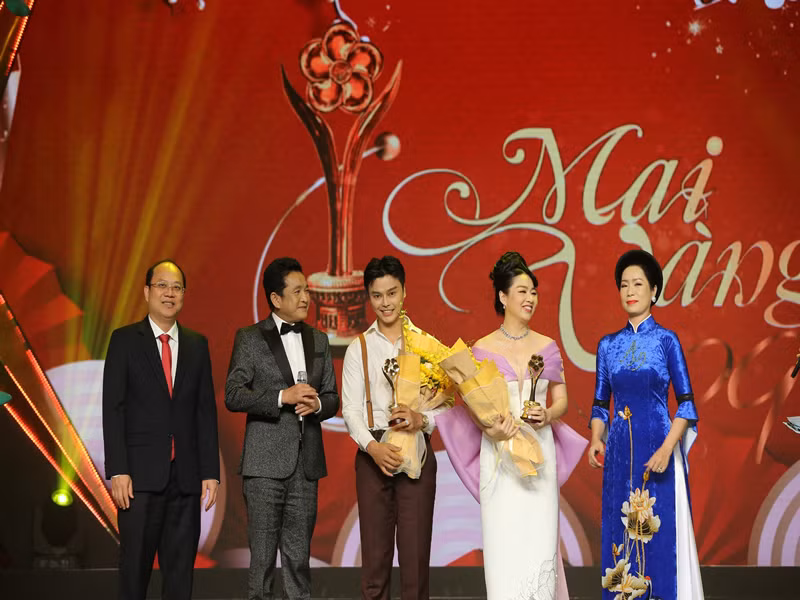 Võ Minh Lâm và Lê Khánh giành giải thưởng Nam/Nữ diễn viên sân khấu được yêu thích nhất. Ảnh: Tiền Phong.