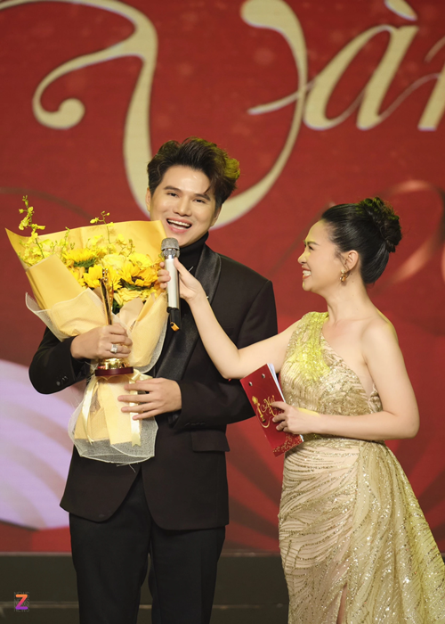 Vũ Mạnh Cường giành giải Người dẫn chương trình được yêu thích nhất. Anh "vượt mặt" Trấn Thành, Ngô Kiến Huy. Ảnh: Znews.