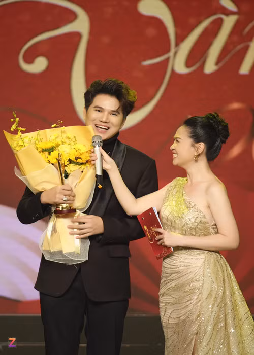 Vũ Mạnh Cường giành giải Người dẫn chương trình được yêu thích nhất. Anh "vượt mặt" Trấn Thành, Ngô Kiến Huy. Ảnh: Znews.