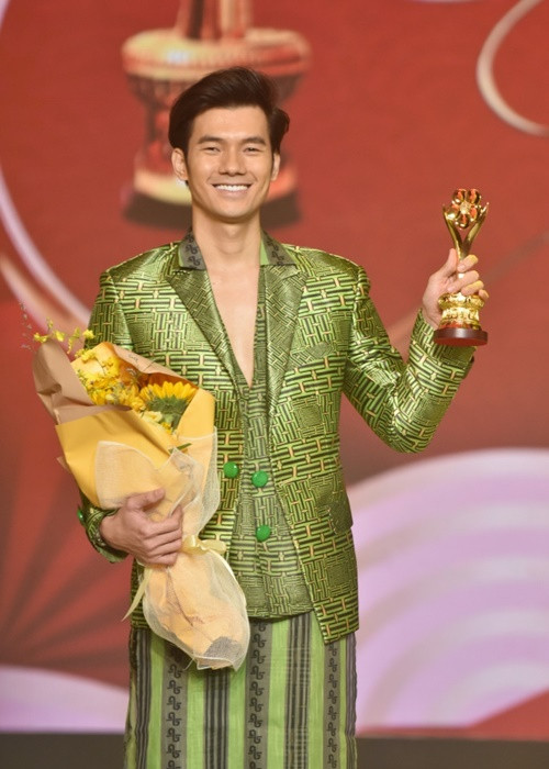 Diễn viên Nhan Phúc Vinh giành giải Nam diễn viên điện ảnh truyền hình được yêu thích nhất ở Mai Vàng 2023. Ảnh: Vietnamnet.