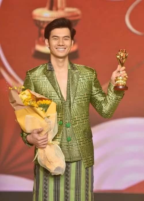 Diễn viên Nhan Phúc Vinh giành giải Nam diễn viên điện ảnh truyền hình được yêu thích nhất ở Mai Vàng 2023. Ảnh: Vietnamnet.