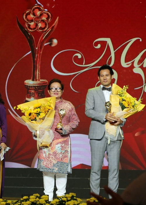 Ở Mai Vàng 2023, Lật mặt 6: Tấm vé định mệnh đoạt giải Bộ phim điện ảnh được yêu thích nhất. Do Lý Hải vắng mặt, diễn viên Thanh Thức nhận giải thưởng thay đoàn làm phim. Ảnh: Vietnamnet.