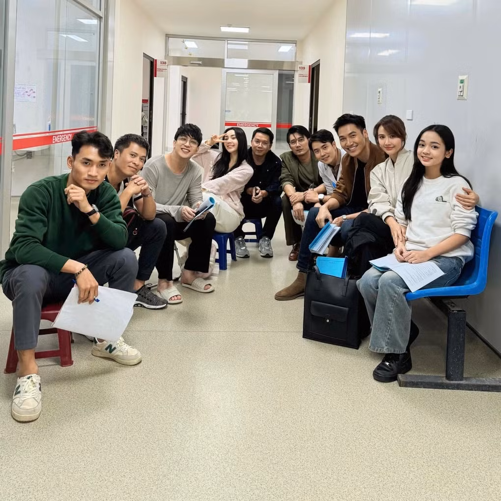 Các diễn viên và ê-kíp phim "Chúng ta của 8 năm sau" ở bối cảnh bên ngoài phòng cấp cứu trong bệnh viện (Ảnh: Facebook nhân vật).