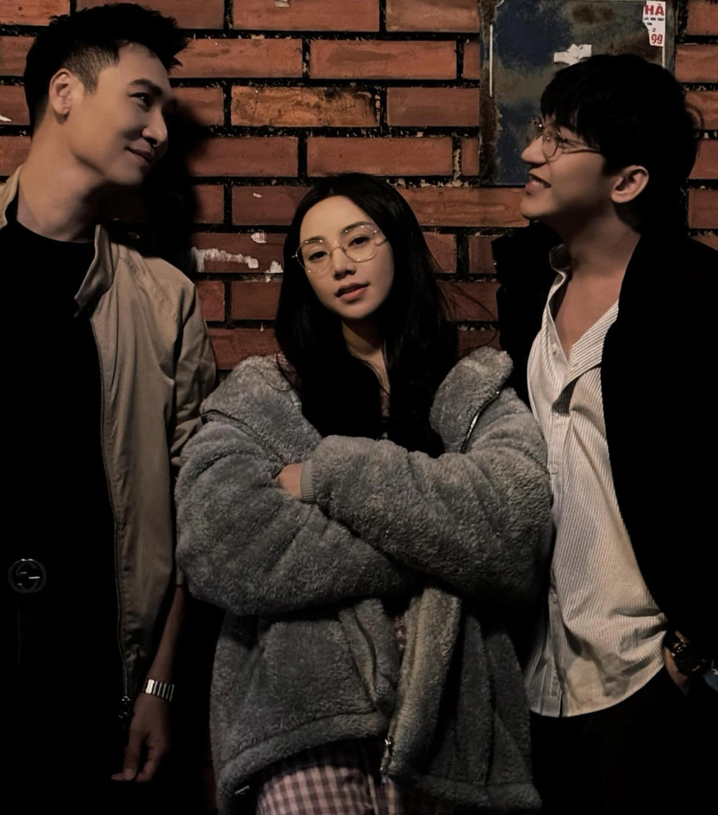 Từ trái sang phải: Mạnh Trường, Quỳnh Kool và B Trần chụp ở một bối cảnh quay đêm (Ảnh: Facebook nhân vật).