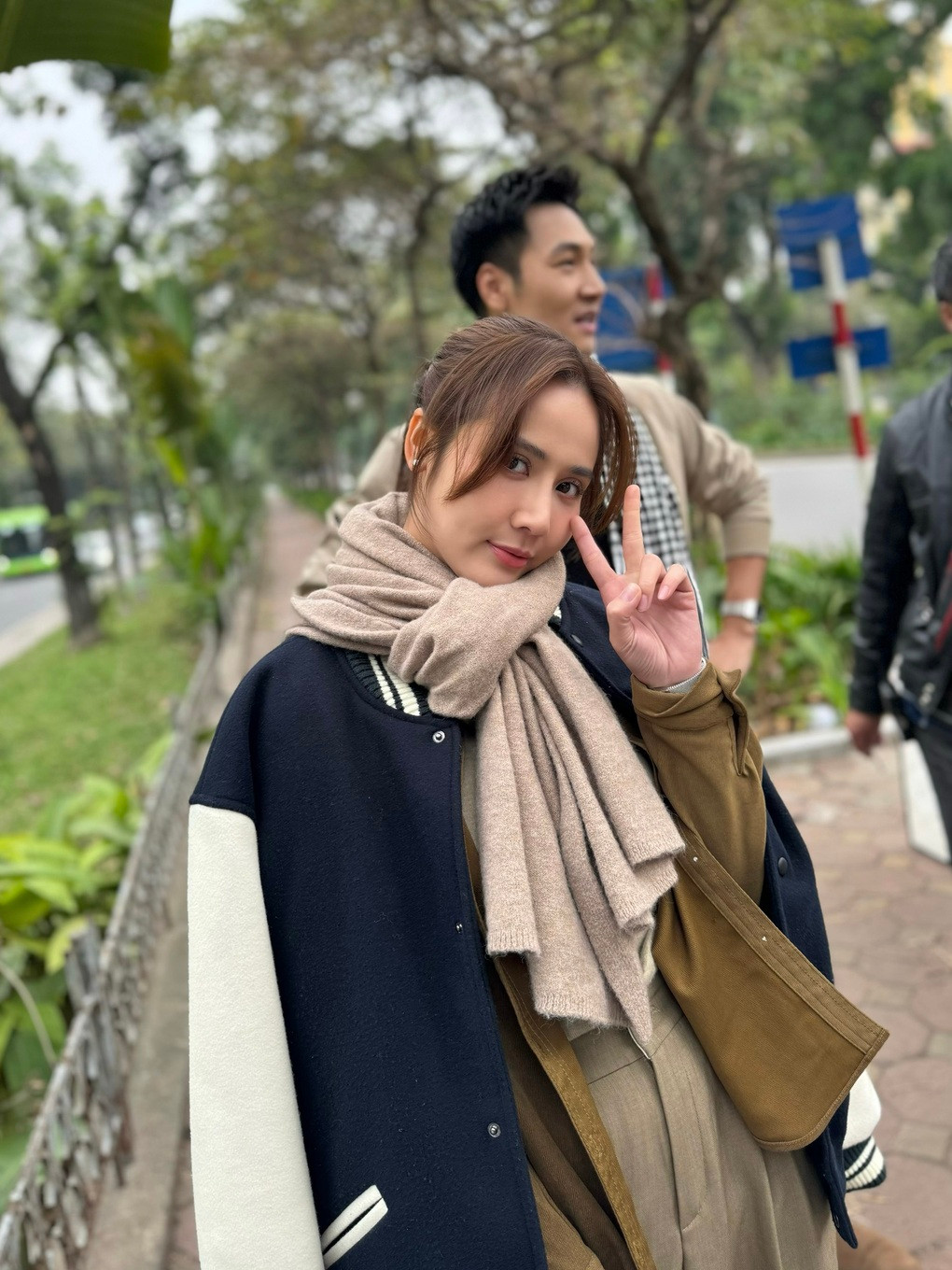 Huyền Lizzie cũng cho biết, đóng chung với diễn viên kỳ cựu như Mạnh Trường nhưng cô không bị áp lực vì hai người đã quen nhau từ lâu, cô hiểu cách diễn của Mạnh Trường. Ngược lại, Mạnh Trường cũng rất hiểu cách diễn của cô, nên khi hợp tác, cả hai khá ăn ý ở hầu hết các phân đoạn (Ảnh: Nhân vật cung cấp).