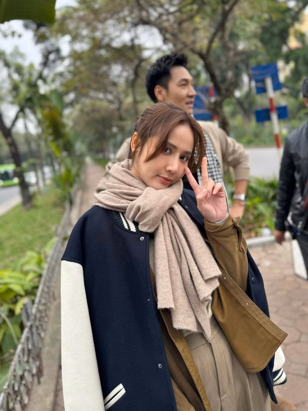 Huyền Lizzie cũng cho biết, đóng chung với diễn viên kỳ cựu như Mạnh Trường nhưng cô không bị áp lực vì hai người đã quen nhau từ lâu, cô hiểu cách diễn của Mạnh Trường. Ngược lại, Mạnh Trường cũng rất hiểu cách diễn của cô, nên khi hợp tác, cả hai khá ăn ý ở hầu hết các phân đoạn (Ảnh: Nhân vật cung cấp).