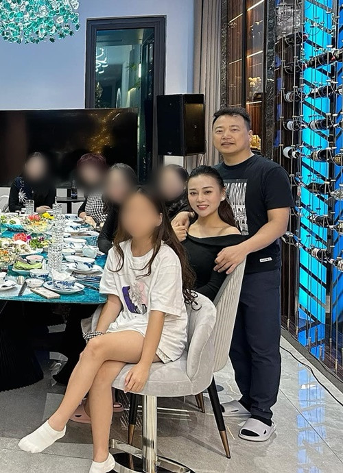 Trước khi kết hôn, Phương Oanh cũng nhiều lần có mặt bên Shark Bình trong các bữa tiệc của công ty nam doanh nhân.