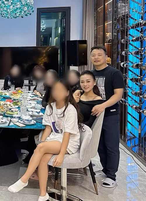 Trước khi kết hôn, Phương Oanh cũng nhiều lần có mặt bên Shark Bình trong các bữa tiệc của công ty nam doanh nhân.