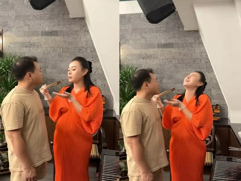 Vợ chồng Phương Oanh thể hiện rõ sự vui vẻ trong căn bếp ấm cúng của hai người.