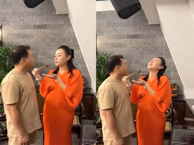 Vợ chồng Phương Oanh thể hiện rõ sự vui vẻ trong căn bếp ấm cúng của hai người.