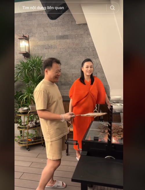 Nam doanh nhân nướng thịt giúp Phương Oanh tại nhà.