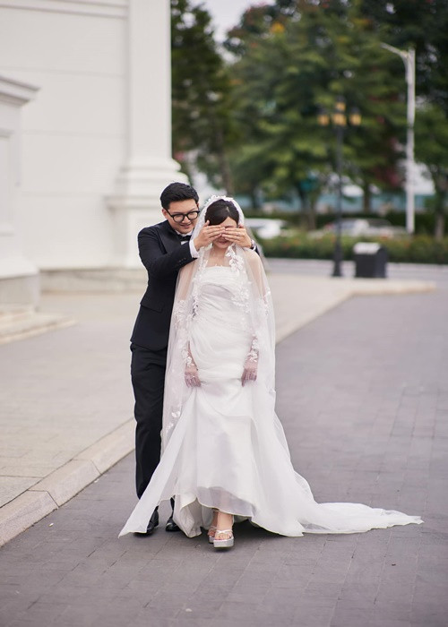 Trong đám cưới, cháu trai nghệ sĩ Chí Trung dành tặng vợ một điều bất ngờ. Ảnh: Lê Chí Linh.