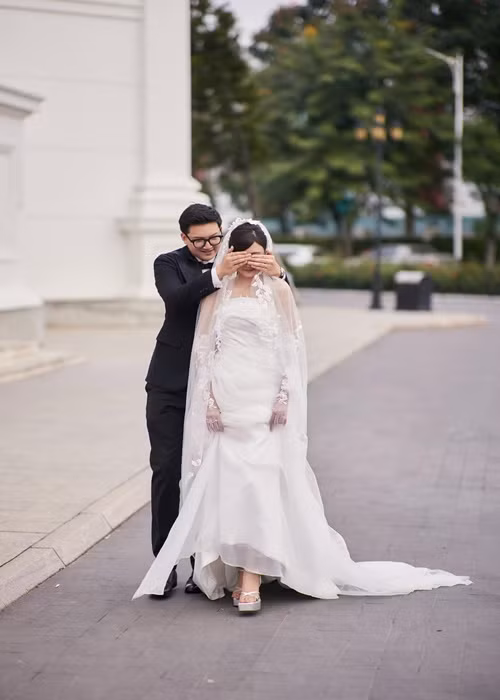 Trong đám cưới, cháu trai nghệ sĩ Chí Trung dành tặng vợ một điều bất ngờ. Ảnh: Lê Chí Linh.