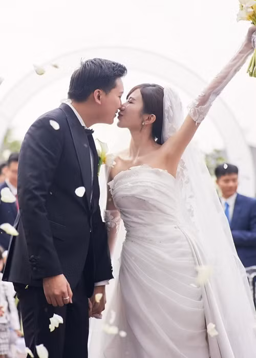 Duy Minh cho biết, anh có suy nghĩ phải biến Ngọc Huyền trở thành vợ mình trong lần đầu tiên đón cô đi làm, bởi thấy cô ngây thơ, dễ thương và trong sáng. Ảnh: Lê Chí Linh.