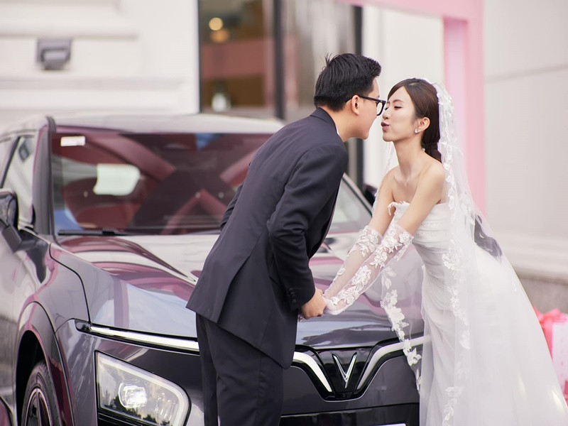 Duy Minh tặng Ngọc Huyền một chiếc xe hơi mới. Ảnh: Lê Chí Linh.