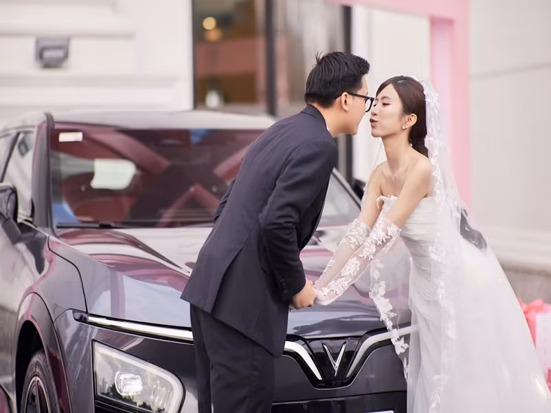 Duy Minh tặng Ngọc Huyền một chiếc xe hơi mới. Ảnh: Lê Chí Linh.