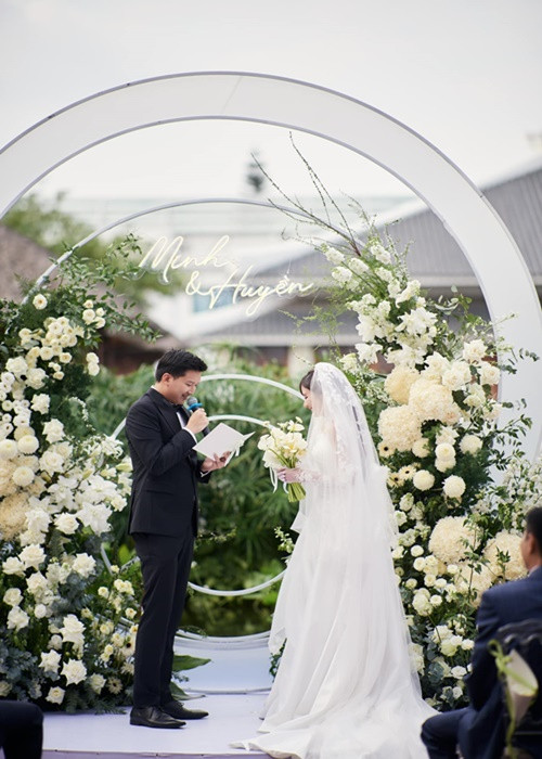 Nữ diễn viên phim Thương ngày nắng về chia sẻ trong đám cưới, cô và chồng yêu nhau 2 năm nhưng 7 tháng xa cách. Theo Ngọc Huyền, Duy Minh là chân lý cuộc đời cô. Ảnh: Lê Chí Linh.