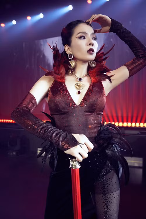 Ở Chị đẹp đạp gió rẽ sóng, Lệ Quyên vướng nhiều ồn ào như đuổi khéo Hồng Nhung không cho chung đội, tố bị chơi xấu. Ảnh: FBNV.