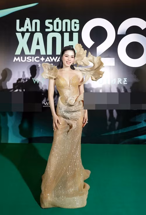 “Hai chị em ra sân khấu, bác Phương đọc xong và mời các bạn lên nhận giải thì Quyên cứ nghĩ đọc luôn kết quả thứ 2 mình cầm. Lúc lên sân khấu khuya rồi, sợ nhất câu giờ mất thời gian nên khi mở kết quả thấy Văn Mai Hương lần nữa nhận giải vui quá Quyên đọc luôn, đâu biết lúc trước không có đề cử khúc sau lại có. Hôm qua chương trình vui quá nên trễ thời gian so với dự định, nói Quyên 9 giờ lên trao giải mà lúc đó chắc cũng phải 10 rưỡi Quyên mới lên sân khấu. Xong ra về cũng không thấy ai nói gì, mãi khi về nhà mới xem tin biết là Quyên cần phải nghe thêm đề cử lần nữa”, Lệ Quyên chia sẻ. Ảnh: FBNV.