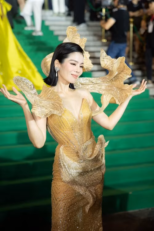 Lệ Quyên gửi lời xin lỗi đến các nghệ sĩ được đề cử. Cô phân trần rằng ban tổ chức không nhắc nhở, MC đọc các đề cử trước khi công bố kết quả. Ảnh: FBNV.