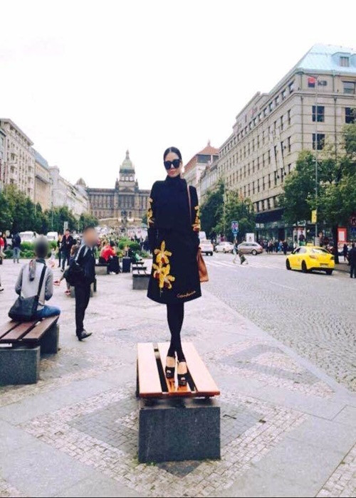 Năm 2015, hình ảnh Lệ Quyên đứng lên ghế ngồi nơi công cộng tại thủ đô Praha của CH Czech vấp phải nhiều lời chỉ trích. Ảnh: Một Thế Giới.