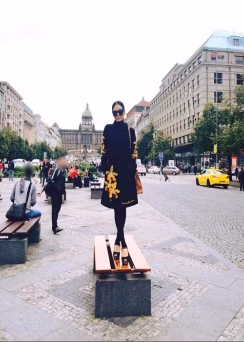 Năm 2015, hình ảnh Lệ Quyên đứng lên ghế ngồi nơi công cộng tại thủ đô Praha của CH Czech vấp phải nhiều lời chỉ trích. Ảnh: Một Thế Giới.