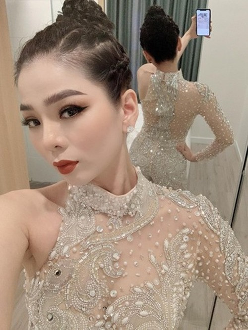 Lệ Quyên giải thích tất cả đều có trong kịch bản và cô được BTC yêu cầu đứng lại sân khấu để giao lưu với khán giả. Mục đích là để thí sinh cũng như BTC có thêm thời gian chuẩn bị. Ảnh: FBNV.