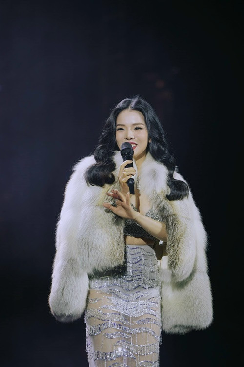 Việc Lệ Quyên đáp trả antifan xảy ra như cơm bữa. Năm 2023, trước bình phẩm khó nghe của antifan về chuyện yêu Lâm Bảo Châu, Lệ Quyên đáp trả: “Mà của nợ ơi, chị độc thân, chị yêu người trẻ là scandal gì thế em? Em bị thần kinh à? Đây không phải nơi hợp với em, về chuồng chỗ dành cho em tu luyện thêm đi. Mà nhớ, nếu được ăn cơm thì đừng để phí cơm nhé”. Ảnh: FBNV.