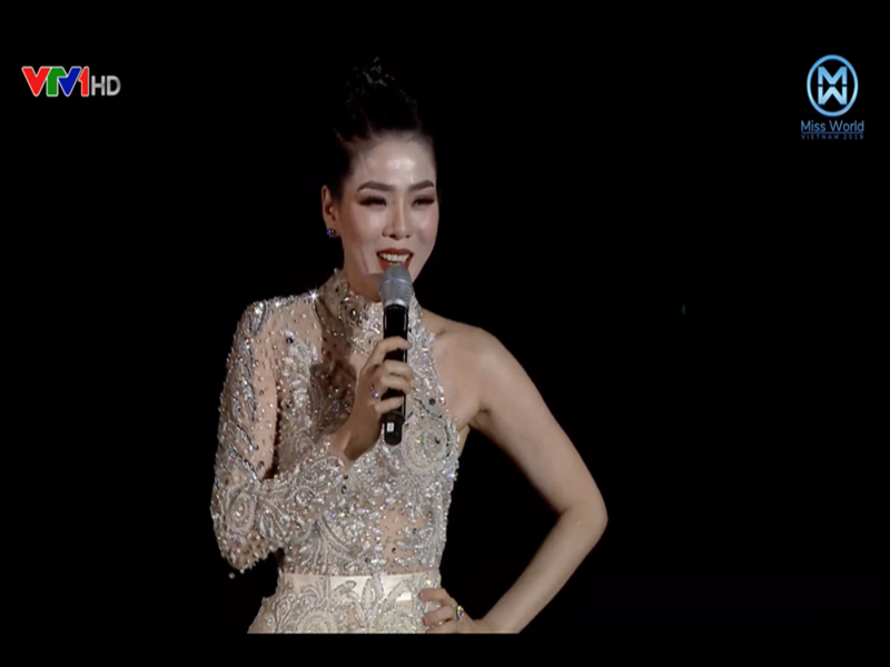 Năm 2019, trong đêm chung kết Miss World Vietnam, Lệ Quyên bị chê "vô duyên" khi "chiếm sóng" truyền hình trực tiếp với chia sẻ dài lê thê. Ảnh chụp màn hình.