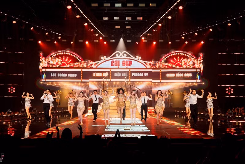 Lưu Hương Giang mở đầu Màu hồng chủ nhật. Ảnh: FBNV.